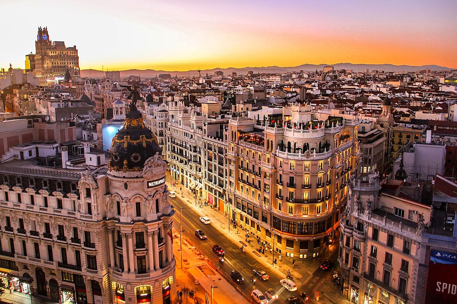 Gran Vía de Madrid al atardecer