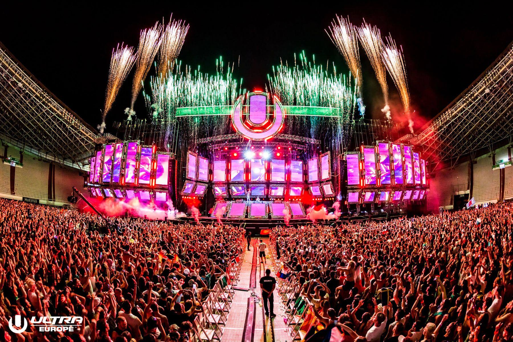 Escenario principal de Ultra Europe en Split con fuegos artificiales